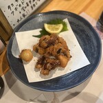 八塩 - たこの唐揚げ。レモンを絞って頂いたんですが、コリコリ食感で美味しいです。