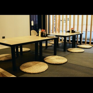 活気ある明るい店内には、ゆったり寛げる座敷席もご用意♪