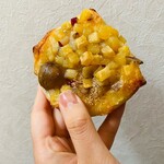 ブーランジェリ･エ･カフェ　オブジェ - 栗とさつまいも♡芋栗南京が大好きな私のためにある様なパンです♡♡(違)(笑)小さく角切りされたさつまいもがたっぷり！更に大きくて甘い栗も添えて…♡デニッシュ生地との相性も抜群なんです……大好き…