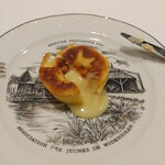 La Vallee d'Or - ジャガイモのパンケーキ＆カマンベール（割ったところ）