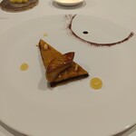 La Vallee d'Or - ブータンノワールのリンゴのタタン仕立てフォアグラ乗せ