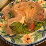 クッチーナ イタリアーナ ボッカビィータ - モッツァレラと生ハム（生ハムの下に丸ごとモッツァレラがある）