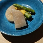 温石 - 平貝とアスパラガス。平貝がおまけに感じるほどアスパラガスの存在感がすごい。黄身酢との親和性も抜群。