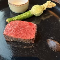 JAM17 DINING - メイン、国産牛もも肉。黒ニンニクソースが◎