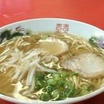 湖水 - 鶏がら醤油の澄んだスープ、中華屋さんらしいラーメンです
