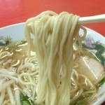 湖水 - 麺は中太ストレート、皆に好まれる、素直なラーメンです