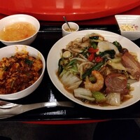 過門香 銀座本店 - 五目あんかけ固焼きそばと麻婆丼ミニ。