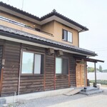 本田 - 店舗外観
      目の前はビニールハウスという田園地帯