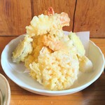 本田 - やはり天ぷらは惜しげなくたっぷり(⁠｡⁠•̀⁠ᴗ⁠-⁠)⁠b