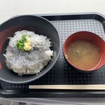 田子の浦港 漁協食堂 - 生しらすと釜揚げしらす半々の「ハーフ丼」