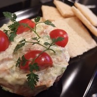 心斎橋鉄板焼き 蓮 - 炙りサーモンとアボカドのタルタル¥800