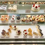 元町ケーキ - コンパクトなショーケースですが
300円台が中心でリーズナブルなお値段も魅力的♪