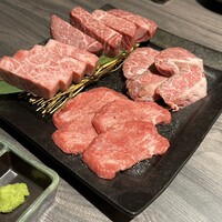 近江うし焼肉 にくTATSU 日本橋室町店 - 極上タン塩、極上ハラミ、サーロインステーキ、厳選近江うしの厚切りステーキ