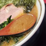 家系ラーメン 王道家直伝 との丸家 - 鶏油の浮いたスープ