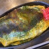 Hiroshima Yaki Katatsumuri - 黄色と赤と青海苔が鮮やかなオムそば