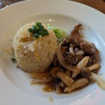 Jin Dhin Rou - 牛肉とレタスの炒めのせ炒飯