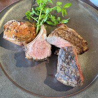 ワカヌイ グリル ダイニング バー 東京 - メイン（オーシャンビーフリブアイ、牧草牛フィレ肉、WAKANUIスプリングラム）