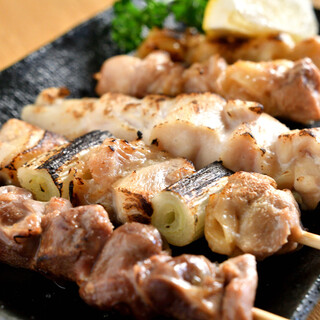 오야마 닭을 비롯하여 현지 전통 정육점에서 구입하는 고품질의 국산 고기