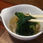 キッチン ブルー グローブ - 具沢山なワカメ