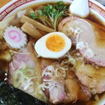 白河手打らーめん　うさぎ - アップ！このテカテカの油浮き！