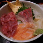 九州沖縄三昧 なんくるないさ -  「沖縄産ぶりが入った海鮮三色丼（ご飯大盛り）」 