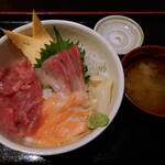 九州沖縄三昧 なんくるないさ -  「沖縄産ぶりが入った海鮮三色丼（ご飯大盛り）」 1,000円