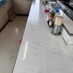 ラーメンショップ - ☆入ってすぐのカウンター席に着席　年期は入ってるが店内は綺麗に掃除されて気持ちがいい　食事処はこれ　どこかの食堂に見せたい　綺麗な店は料理も美味しい