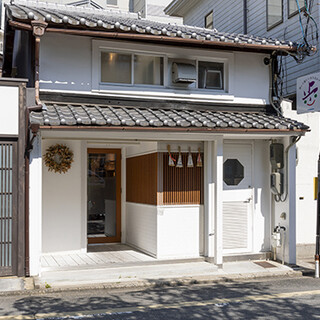 京町家のあたたかさに、シンプルモダンな空間を