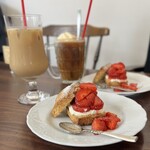 2F coffee - 『カフェ・オ・レ(デカフェ、アイス)』
                        『コーヒーフロート』
                        『スコーンサンド いちごマスカルポーネ』