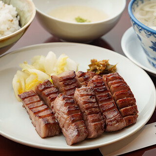 Sendai specialty, charcoal-grilled beef tongue ◆ Enjoy the rare cut of beef "Manaka tongue" as a set meal or Yakiniku (Grilled meat).