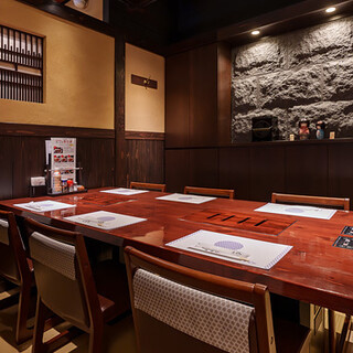 A cozy space where you can feel the atmosphere of Miyagi and Sendai. Private rooms available for small groups.