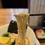 酒肴場 屯 - ツルシコ中細麺にはとびっこが絡んでプチプチ美味！