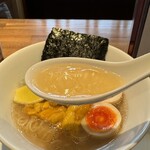 酒肴場 屯 - 黄金色の塩スープには鮑やうにの旨みがしっかり