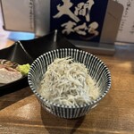 酒肴場 屯 - ご飯には釜揚げしらすたっぷり