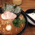 横浜家系らーめん 二代目武道家 - 半熟味玉ラーメン カタメオオメ(750円)＋銀めし(50円、お代わり自由)