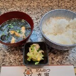 とんかつ 大宝 - まずは〜お味噌汁とご飯