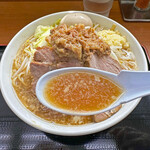 Nikunibo Shichuu Kasoba Suzuki Ramenten - 豚肉のスープ＋煮干しの出汁に醤油ベースのタレと言う構成のスープ