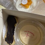 甘座洋菓子店 - 料理写真:左　チョコエクレア 250円