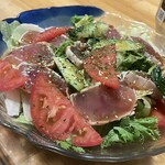 焼きもの家 慶 - レタスとカラシナがぎっしり敷かれた上に炙ったマグロとトマトときゅうりがどっさり載って、880円。他のメニューとのお得感のアンバランスがハンパない^_^