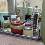 航海屋 - 卓上調味料。