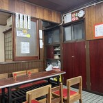 Nabeyaki Udon Asahi - 昭和レトロな店内。木枠にモールガラスがノスタルジックそのもの。