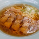 航海屋 - 名物のチャーシュー(デフォルトの中トロ)が、四枚乗っています。