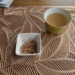 soba cafe Cozy Cozy - 最初に出てくる揚げそば。お会計時にも1人一袋くれる♪蕎麦茶もめっちゃ美味しい。