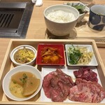 Jukusei Wagyuu Yakiniku Eijingu Bi-Fu - 1800円、ミックス定食？