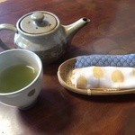 Kafegojin'Ya - お冷変わりのお茶とおしぼり