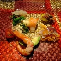 ロベール・デュマ - 旬のカルパッチョ・デュマのジャルダン風（的鯛，ほたるいか，海老，サーモン，鯖をアボガド添えで）