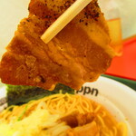 Ramen Sutorito Sakura - 青森ガーリック豚骨ラーメン　９８０円（税込）のチャーシューのアップ【２０２４年５月】