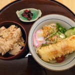 うどんとおむすび 紬 - 令和6年5月 ランチタイム(11:30〜14:00)
Aセット 税込880円
厳選仕入れの「鯛ちくわ天」明太おろしぶっかけうどん、 鶏かやくご飯(小)