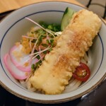 うどんとおむすび 紬 - 令和6年5月 ランチタイム(11:30〜14:00)
Aセット 税込880円
厳選仕入れの「鯛ちくわ天」明太おろしぶっかけうどん、 鶏かやくご飯(小)