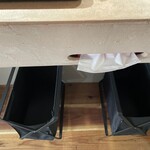 絵空事 - テーブル下にはティッシュと荷物入れがあります。